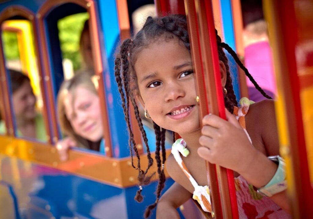 Eco-friendly Wattman Mini Express train, perfect for malls, parks, and zoos. A customizable, battery-powered trackless train for indoor and outdoor use.