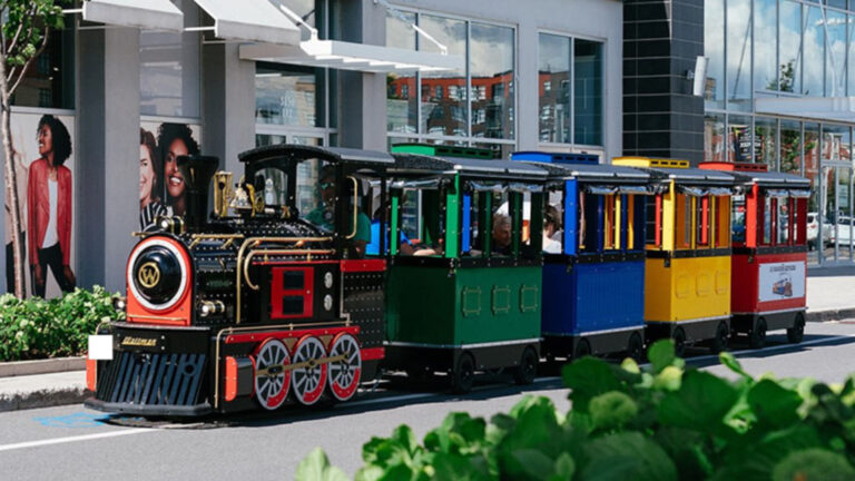 Tren Wattman sin rieles que ofrece paseos dentro de un concurrido centro comercial de EE. UU.