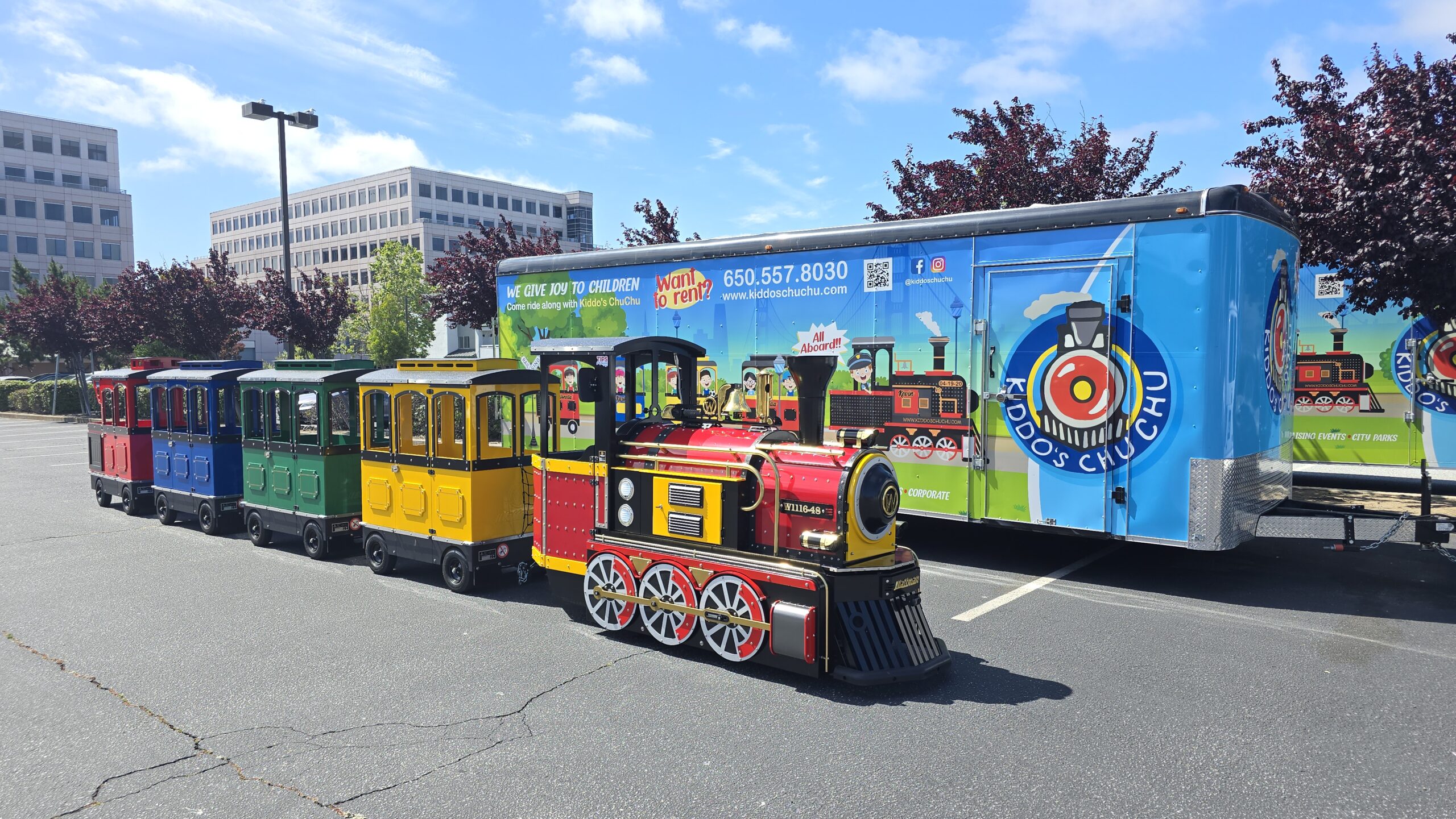 Kiddos ChuChu — Wattman Maxi Express trackless train operated by Cesar Aguilar in the San Francisco Bay Area