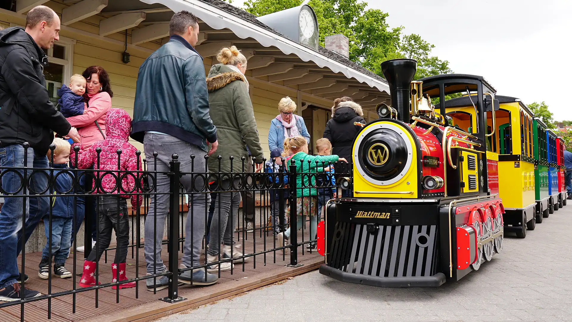 Wattman Maxi Express trackless train at a U.S. amusement park — passengers boarding at the station