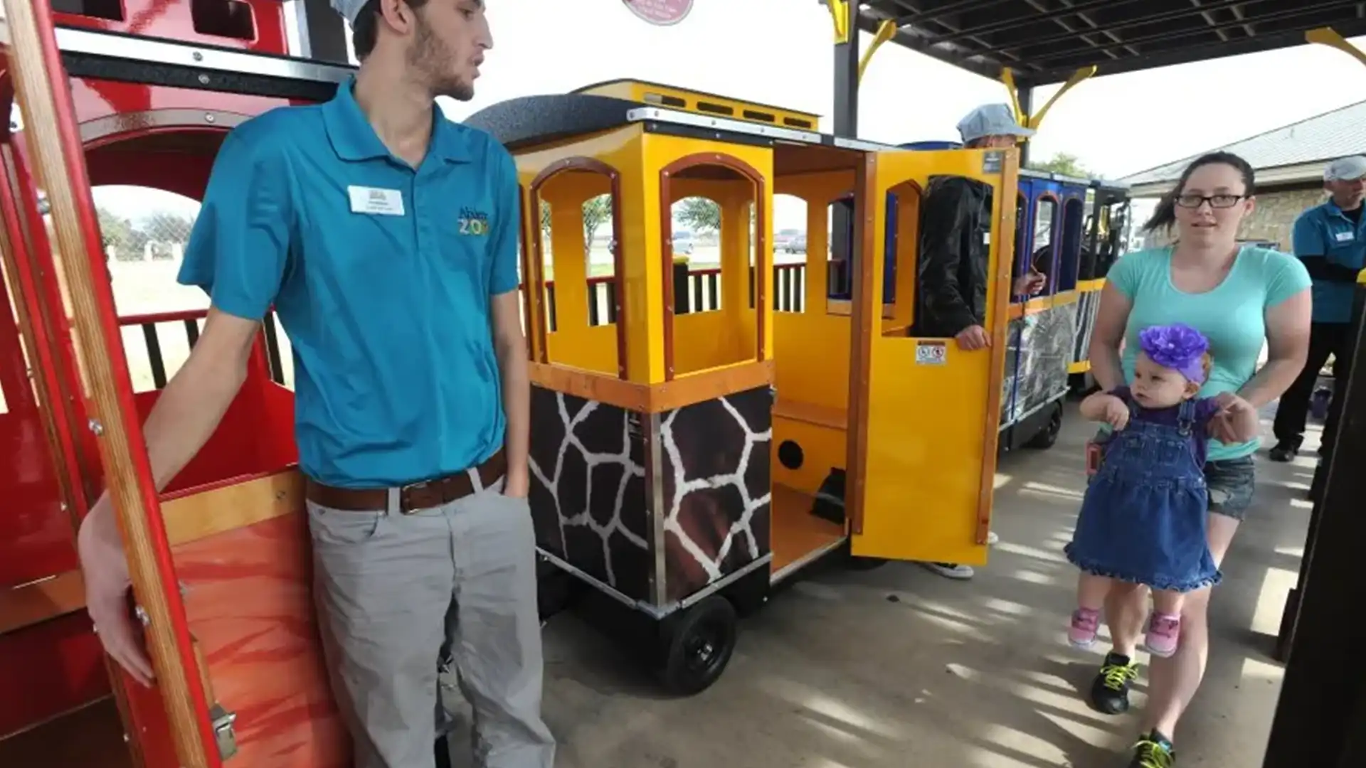 Wattman Maxi Express trackless train at a U.S. zoo — wider wagons with passengers boarding